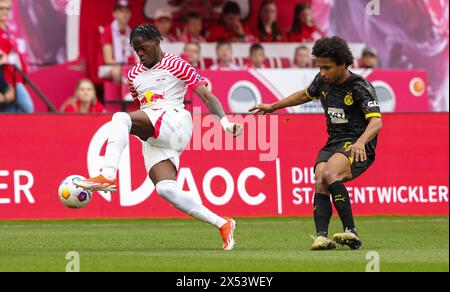 Leipzig, Deutschland. April 2024. firo: 27.04.2024, Fußball, 1.Liga, 1.Bundesliga, Saison 2023/2024, RB, Red Bull Leipzig - BVB, Borussia Dortmund 4:1 Junior Lukeba, Leipzig links gegen Karim Adeyemi Credit: dpa/Alamy Live News Stockfoto