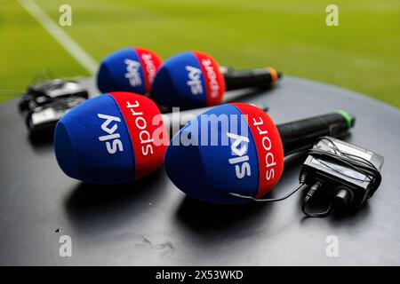 Gelsenkirchen, Deutschland. April 2024. firo: 27.04.2024, Fußball, 2. liga, 2.Bundesliga, Saison 2023/2024, FC Schalke 04 - Fortuna Düsseldorf Sky Sport, Symbolfoto, General, Depositor, Feature, Mikrofon, Empfänger, Detail, Details, Nahaufnahme, Quelle: dpa/Alamy Live News Stockfoto