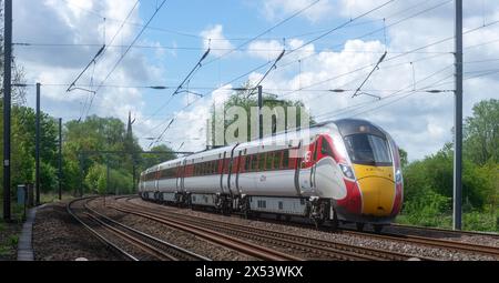 Die Klassen 801112 und 801111 bilden einen 10-Bus-Service von London Kings Cross nach Leeds, der am 4. Mai 2024 durch Offord Cluny, Cambridgeshire fährt Stockfoto