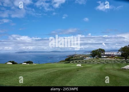 Panoramablick auf die Stadt A Coruña vom Mount San Pedro. Sie können auch die Küste und den Turm des Herkules sowie ein unterhaltsames Labyrinth sehen. Stockfoto