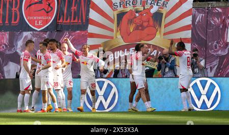 Leipzig, Deutschland. April 2024. firo: 27.04.2024, Fußball, 1.Liga, 1.Bundesliga, Saison 2023/2024, RB, Red Bull Leipzig - BVB, Borussia Dortmund 4:1 Jubilation für Leipzig um Christoph Baumgartner Credit: dpa/Alamy Live News Stockfoto