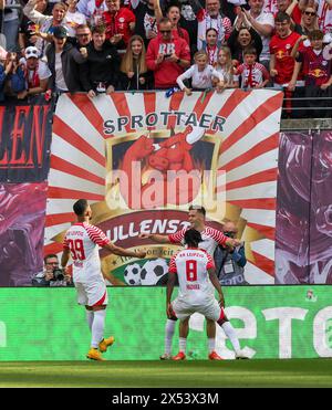 Leipzig, Deutschland. April 2024. firo: 27.04.2024, Fußball, 1.Liga, 1.Bundesliga, Saison 2023/2024, RB, Red Bull Leipzig - BVB, Borussia Dortmund 4:1 Jubilation für Leipzig um Christoph Baumgartner Credit: dpa/Alamy Live News Stockfoto