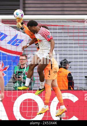 Leipzig, Deutschland. April 2024. firo: 27.04.2024, Fußball, 1.Liga, 1.Bundesliga, Saison 2023/2024, RB, Red Bull Leipzig - BVB, Borussia Dortmund 4:1 Lois Openda, Leipzig gegen Torhüter Gregor Kobel, BVB/dpa/Alamy Live News Stockfoto