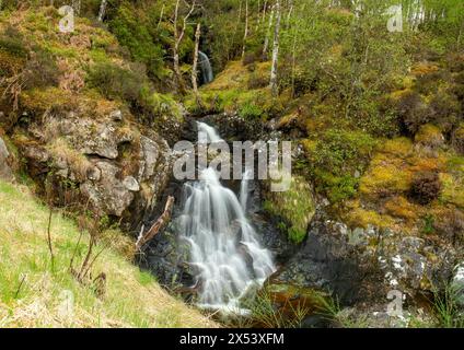 Ein wunderschöner Wasserfall stürzt über Felsen Stockfoto