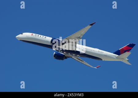 Airbus A350-941 mit Kennzeichen N575DZ, Abfahrt ab LAX, Los Angeles International Airport. Stockfoto