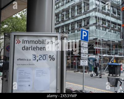 04. Mai 2024, Hessen, Frankfurt/Main: Immobiliendarlehen mit einem effektiven Zinssatz von 3,20 Prozent pro Jahr über eine Laufzeit von zehn Jahren werden auf einem Poster in einer Bankfiliale in der Frankfurter Innenstadt versprochen. Foto: Frank Rumpenhorst/dpa Stockfoto