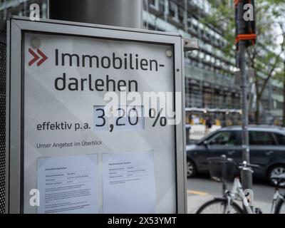 04. Mai 2024, Hessen, Frankfurt/Main: Immobiliendarlehen mit einem effektiven Zinssatz von 3,20 Prozent pro Jahr über eine Laufzeit von zehn Jahren werden auf einem Poster in einer Bankfiliale in der Frankfurter Innenstadt versprochen. Foto: Frank Rumpenhorst/dpa Stockfoto