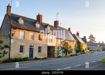 Frühlingssonnenaufgang auf Hütten in Aynho, Northhamptonshire, England Stockfoto