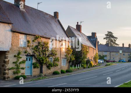 Frühlingssonnenaufgang auf Hütten in Aynho, Northhamptonshire, England Stockfoto