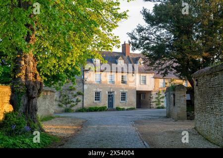 Frühlingssonnenaufgang auf Hütten in Aynho, Northhamptonshire, England Stockfoto