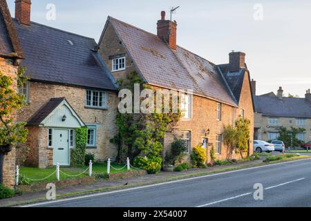 Frühlingssonnenaufgang auf Hütten in Aynho, Northhamptonshire, England Stockfoto