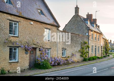 Frühlingssonnenaufgang auf Hütten in Aynho, Northhamptonshire, England Stockfoto