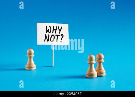 Schachfiguren stehen neben dem Banner mit der Frage, warum nicht. Glaube, Entschlossenheit, Motivation im unternehmerischen Erfolgskonzept. Stockfoto