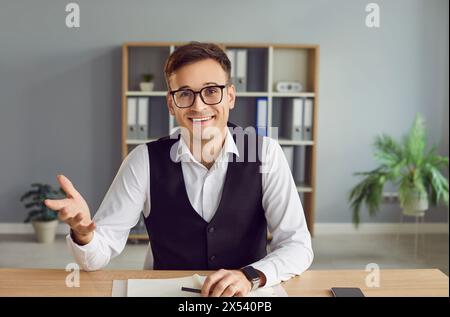 Lächelnder Geschäftsmann, Der An Online-Videogesprächen Im Büro Teilnimmt Stockfoto