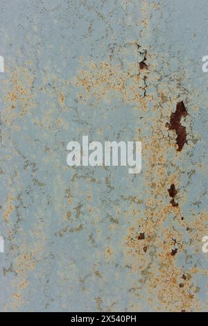Rostige Metalloberfläche. Grober vertikaler Hintergrund. Verschmutztes Alterungsmuster. Grunge gerissener Hintergrund. Texturierter Hintergrund. Scratch-Vorlage. Stockfoto