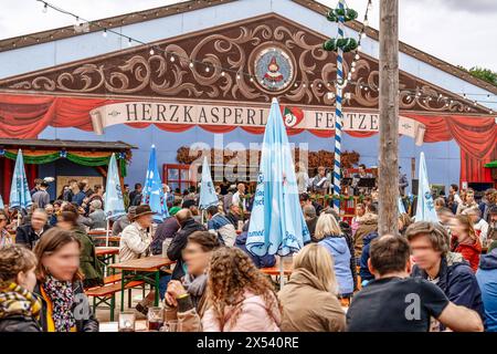 Herzkasperlfestzelt auf der Oide Wiesn, München, 23. September 2023 Deutschland, München, 23. September 2023, Herzkasperl Festzelt auf der Oide Wiesn, Wiesnbesucher, Festwirt Josef Bachmaier muss aktuell bangen, ob er im Herbst 2024 mit seinem Festzelt wieder dabei ist, Samstag, Volksfest, Oktoberfest, Bayern, *** Herzkasperl Festzelt in der Oide Wiesn, München, 23. September 2023 Deutschland, München, 23. September 2023, Herzkasperl Festivalzelt an der Oide Wiesn, Wiesn Besucher, Festivalmoderator Josef Bachmaier macht sich derzeit Sorgen, ob er im Herbst 2024, Samstag, mit seinem Festzelt zurück sein wird Stockfoto