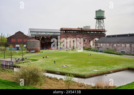 Was machen die Bochumer / innen bei 25 Grad Anfang April in ihrer Stadt. Veröffentlichungen nur für redaktionelle Zwecke. Foto: Alamy/FotoPrensa Stockfoto