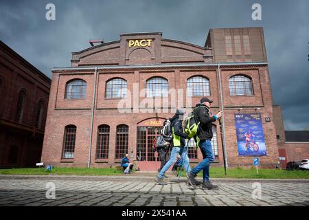 Mammutmarsch macht Halt auf Zeche Zollverein am Samstag den 20. April 2024 fand der Mammutmarsch Ruhrgebiet statt. Der Krieg im Landschaftspark Nord in Duisburg starten. Die längste Strecke von 55 km kam auch am Weltkulturerbe Zeche Zollverein in Essen vorbei. Dort befand sich eine Raststation wo die Wanderer versorgt wurden. Veröffentlichungen nur für redaktionelle Zwecke. Foto: IMAGO/FotoPrensa Essen Stoppenberg *** Mammoth march stoppt im Kohlebergwerk Zollverein am Samstag, den 20. April 2024, fand der Mammoth March Ruhr statt der Start war im Landschaftspark Nord in Duisbur Stockfoto