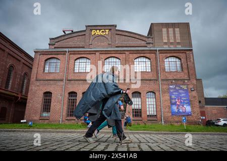 Mammutmarsch macht Halt auf Zeche Zollverein am Samstag den 20. April 2024 fand der Mammutmarsch Ruhrgebiet statt. Der Krieg im Landschaftspark Nord in Duisburg starten. Die längste Strecke von 55 km kam auch am Weltkulturerbe Zeche Zollverein in Essen vorbei. Dort befand sich eine Raststation wo die Wanderer versorgt wurden. Veröffentlichungen nur für redaktionelle Zwecke. Foto: IMAGO/FotoPrensa Essen Stoppenberg *** Mammoth march stoppt im Kohlebergwerk Zollverein am Samstag, den 20. April 2024, fand der Mammoth March Ruhr statt der Start war im Landschaftspark Nord in Duisbur Stockfoto