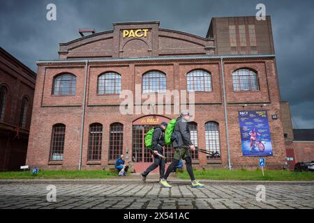 Mammutmarsch macht Halt auf Zeche Zollverein am Samstag den 20. April 2024 fand der Mammutmarsch Ruhrgebiet statt. Der Krieg im Landschaftspark Nord in Duisburg starten. Die längste Strecke von 55 km kam auch am Weltkulturerbe Zeche Zollverein in Essen vorbei. Dort befand sich eine Raststation wo die Wanderer versorgt wurden. Veröffentlichungen nur für redaktionelle Zwecke. Foto: IMAGO/FotoPrensa Essen Stoppenberg *** Mammoth march stoppt im Kohlebergwerk Zollverein am Samstag, den 20. April 2024, fand der Mammoth March Ruhr statt der Start war im Landschaftspark Nord in Duisbur Stockfoto