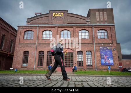 Mammutmarsch macht Halt auf Zeche Zollverein am Samstag den 20. April 2024 fand der Mammutmarsch Ruhrgebiet statt. Der Krieg im Landschaftspark Nord in Duisburg starten. Die längste Strecke von 55 km kam auch am Weltkulturerbe Zeche Zollverein in Essen vorbei. Dort befand sich eine Raststation wo die Wanderer versorgt wurden. Veröffentlichungen nur für redaktionelle Zwecke. Foto: IMAGO/FotoPrensa Essen Stoppenberg *** Mammoth march stoppt im Kohlebergwerk Zollverein am Samstag, den 20. April 2024, fand der Mammoth March Ruhr statt der Start war im Landschaftspark Nord in Duisbur Stockfoto