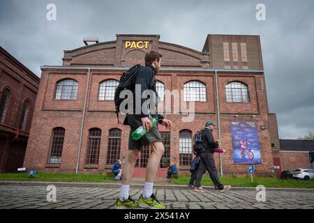 Mammutmarsch macht Halt auf Zeche Zollverein am Samstag den 20. April 2024 fand der Mammutmarsch Ruhrgebiet statt. Der Krieg im Landschaftspark Nord in Duisburg starten. Die längste Strecke von 55 km kam auch am Weltkulturerbe Zeche Zollverein in Essen vorbei. Dort befand sich eine Raststation wo die Wanderer versorgt wurden. Veröffentlichungen nur für redaktionelle Zwecke. Foto: IMAGO/FotoPrensa Essen Stoppenberg *** Mammoth march stoppt im Kohlebergwerk Zollverein am Samstag, den 20. April 2024, fand der Mammoth March Ruhr statt der Start war im Landschaftspark Nord in Duisbur Stockfoto