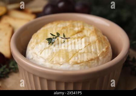 Leckerer gebackener Camembert in einer Schüssel auf dem Tisch, Nahaufnahme Stockfoto