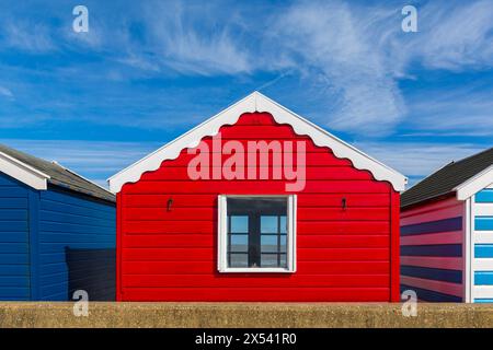 Farbenfrohe rote Strandhütte mit Blick auf das Meer in Southwold, Suffolk, Großbritannien im April Stockfoto