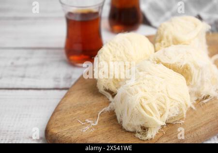 Östliche Süßigkeiten. Leckerer iranischer Paschmak auf weißem Holztisch, Nahaufnahme Stockfoto