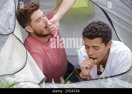 Zwei Wanderer, die in einem Zelt aufwachen Stockfoto