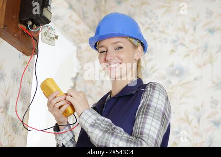 Porträt eines Technikers, der mit Kabeln arbeitet Stockfoto