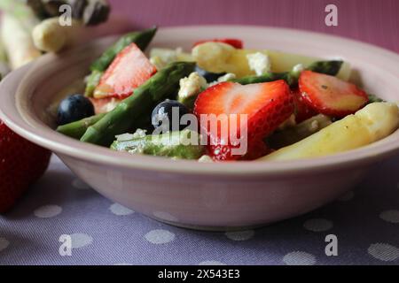 Frische Fusion: Erdbeer-, Spargel- und Feta-Salat mit Honig-Senfdressing Stockfoto