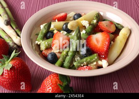 Frische Fusion: Erdbeer-, Spargel- und Feta-Salat mit Honig-Senfdressing Stockfoto