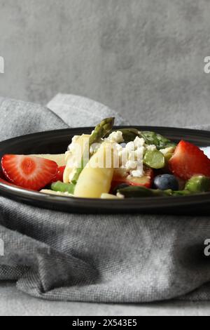 Frische Fusion: Erdbeer-, Spargel- und Feta-Salat mit Honig-Senfdressing Stockfoto