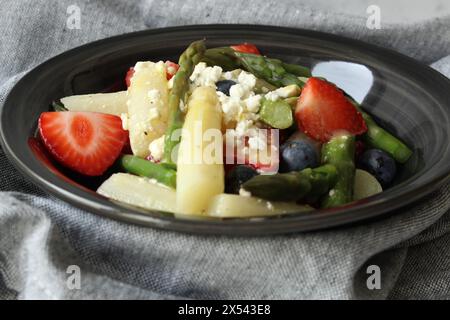 Frische Fusion: Erdbeer-, Spargel- und Feta-Salat mit Honig-Senfdressing Stockfoto