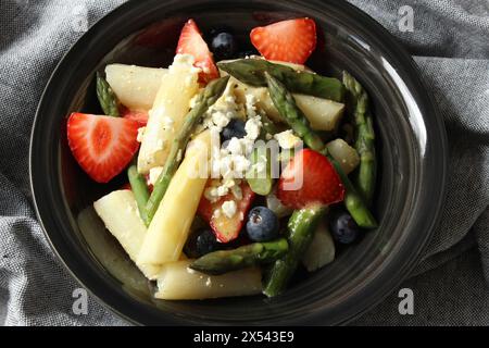 Frische Fusion: Erdbeer-, Spargel- und Feta-Salat mit Honig-Senfdressing Stockfoto