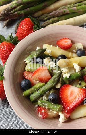 Frische Fusion: Erdbeer-, Spargel- und Feta-Salat mit Honig-Senfdressing Stockfoto