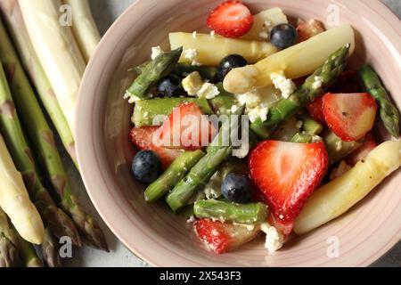 Frische Fusion: Erdbeer-, Spargel- und Feta-Salat mit Honig-Senfdressing Stockfoto