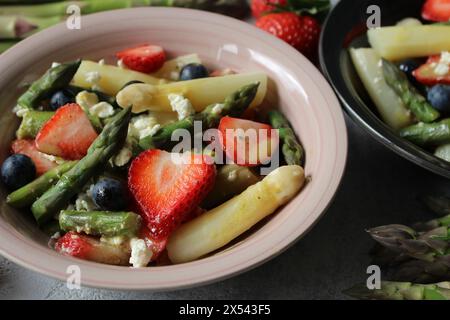 Frische Fusion: Erdbeer-, Spargel- und Feta-Salat mit Honig-Senfdressing Stockfoto