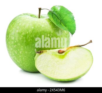 Grüner Apfel bedeckt mit kleinen Wassertropfen und Apfelscheibe isoliert auf weißem Hintergrund. Stockfoto