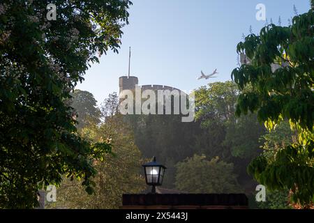 Windsor, Berkshire, Großbritannien. Mai 2024. Nach sintflutartigen Regenfällen gestern war es ein warmer und sonniger Start in den Tag in Windsor, Berkshire. Quelle: Maureen McLean/Alamy Live News Stockfoto