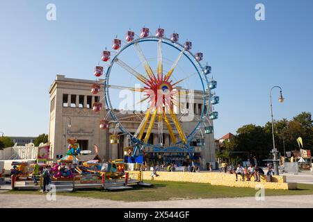 Geografie / Reisen, Deutschland, Bayern, München, Place Royal, Propyläen, Riesenrad, ADDITIONAL-RIGHTS-CLEARANCE-INFO-NOT-AVAILABLE Stockfoto