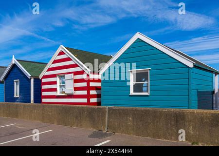 Drei 3 farbenfrohe Strandhütten in Southwold, Suffolk, Großbritannien im April Stockfoto