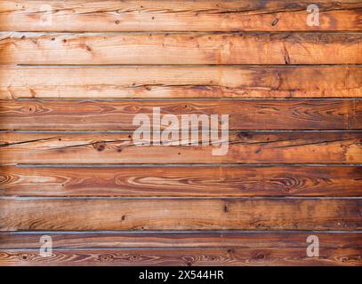 Wand aus hölzernen Hobelbrettern. Die Struktur ist aus Holz. Hintergrund Stockfoto