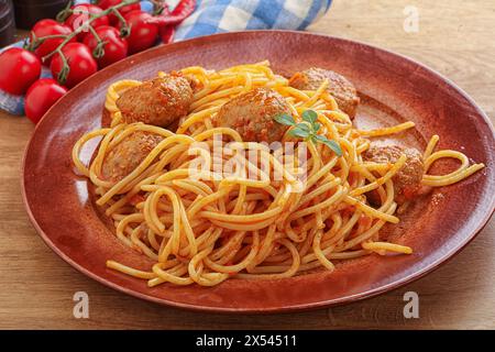 Italienische Spaghetti mit Fleischbällchen in Tomatensauce Stockfoto