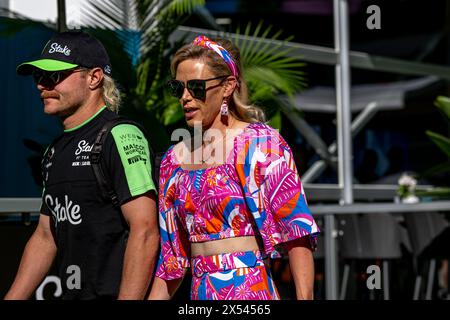 MIAMI, FLORIDA - 04. MAI: Zhou Guanyu, Stake F1 Team C43 während der Qualifikation vor dem F1 Grand Prix von Miami am Miami International Autodrome am 4. Mai 2024 in Miami, Florida. (Foto: Michael Potts/BSR Agency) Stockfoto