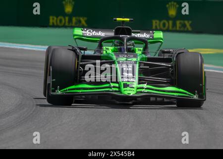 MIAMI, FLORIDA - 04. MAI: Zhou Guanyu, Stake F1 Team C43 während der Qualifikation vor dem F1 Grand Prix von Miami am Miami International Autodrome am 4. Mai 2024 in Miami, Florida. (Foto: Michael Potts/BSR Agency) Credit: BSR Agency/Alamy Live News Stockfoto