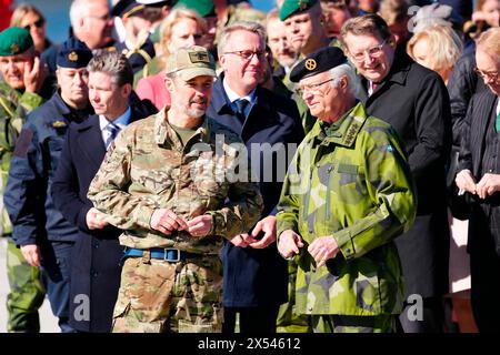 Stockholm, Schweden. Mai 2024. König Friedrich X. besucht zusammen mit König Carl XVI. Gustaf am Dienstag, den 7. Mai 2024, Stockholms Amphibienregiment an der Marinestation Berga. Während des Besuchs werden dem König und dem schwedischen König ein Stridsbaat 90 und verschiedene Marine-Fähigkeiten auf See gezeigt. Außerdem haben sie die Möglichkeit, mit schwedischen Angriffstauchern zu sprechen. Am Montag und Dienstag besucht das dänische Königspaar zum ersten Mal Schweden. Quelle: Ritzau/Alamy Live News Stockfoto