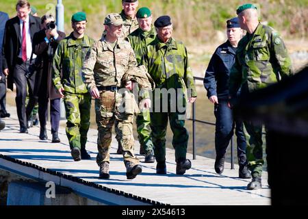 Stockholm, Schweden. Mai 2024. König Friedrich X. besucht am Dienstag, den 7. Mai 2024, zusammen mit König Carl XVI. Gustaf, Stockholms Amphibienregiment an der Marinestation Berga. Während des Besuchs werden dem König und dem schwedischen König ein Kampfboot 90 und verschiedene Marinekapazitäten auf See gezeigt. Außerdem haben sie die Möglichkeit, mit schwedischen Angriffstauchern zu sprechen. Montags und dienstags besucht das dänische Königspaar Schweden zum ersten Mal. Quelle: Ritzau/Alamy Live News Stockfoto