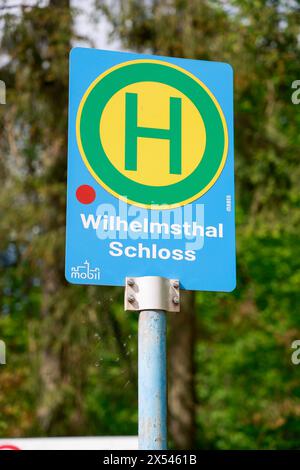 Schloss Wilhelmsthal im thüringischen Gerstungen. Bushaltestellenschild 29.04.24 *** Schloss Wilhelmsthal in Gerstungen, Thüringen Bushaltestelle 29 04 24 Stockfoto